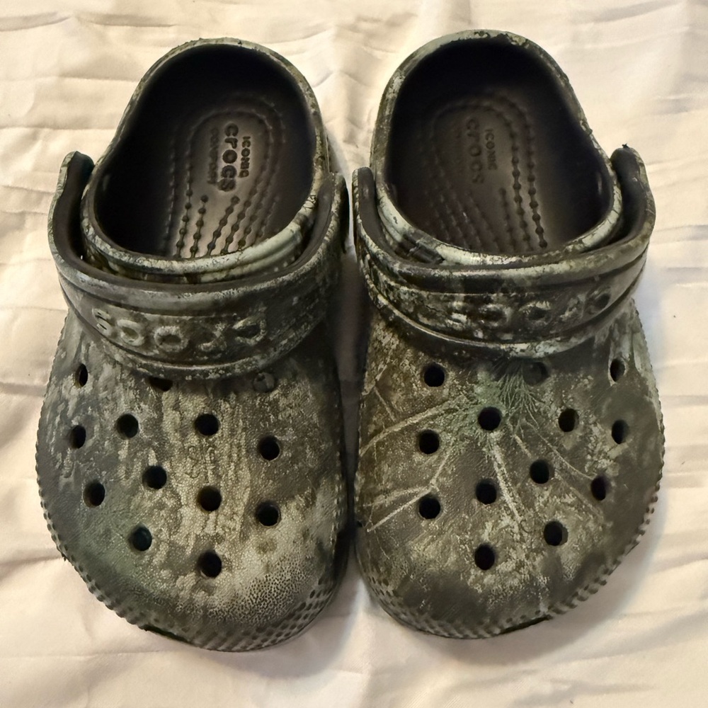 CROCS Kids Water Shoes in Black and Gray